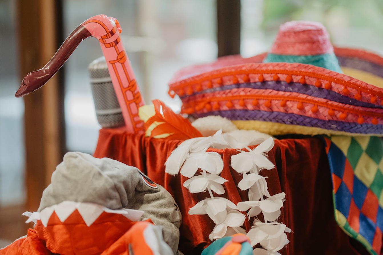 Divertidos accesorios de fotomaton para bodas y eventos en Barcelona.