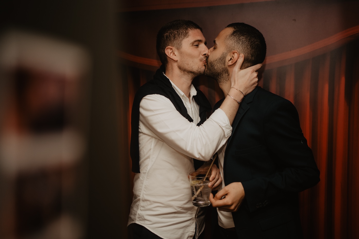 Pareja celebrando un momento especial con fotomaton retro en una boda en Barcelona.