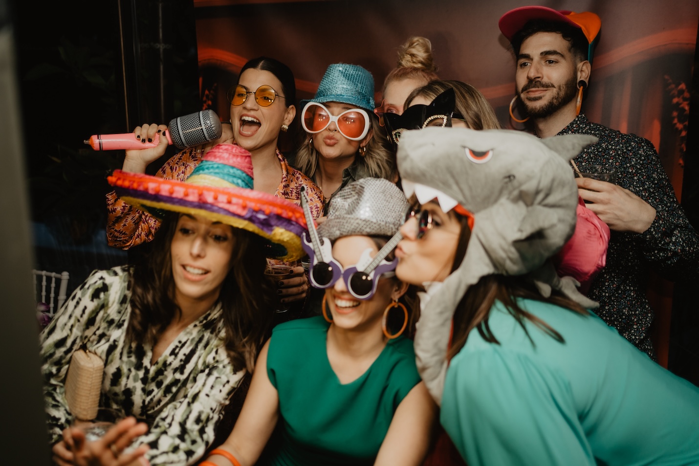 Amigos pasándolo en grande en el fotomaton para eventos en Barcelona