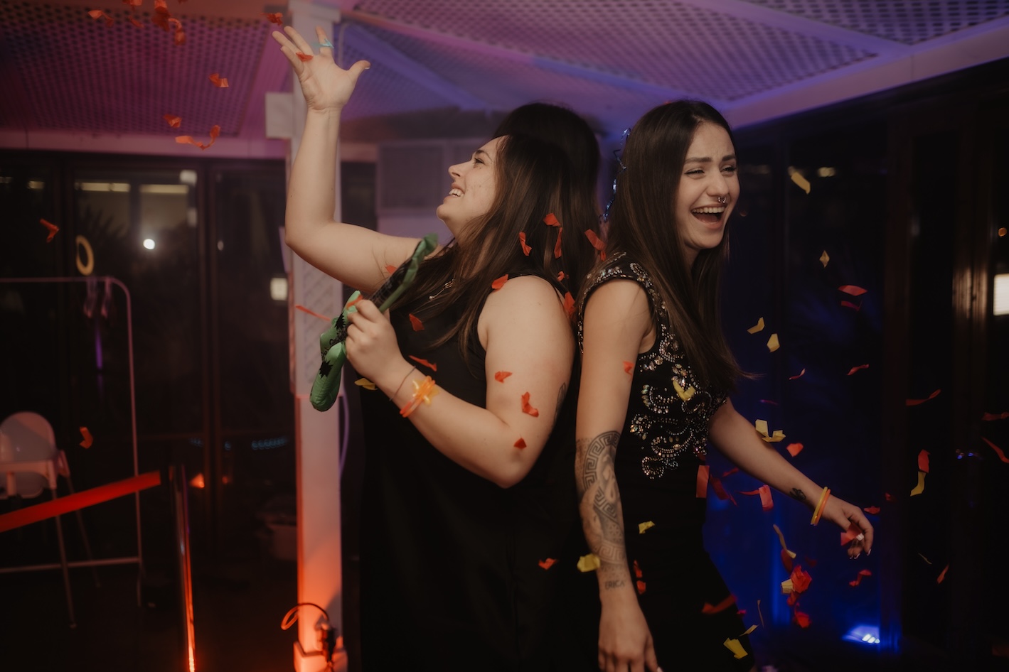 Invitadas riendo y divirtiéndose en una fiesta con fotomaton en Catalunya Cataluña.