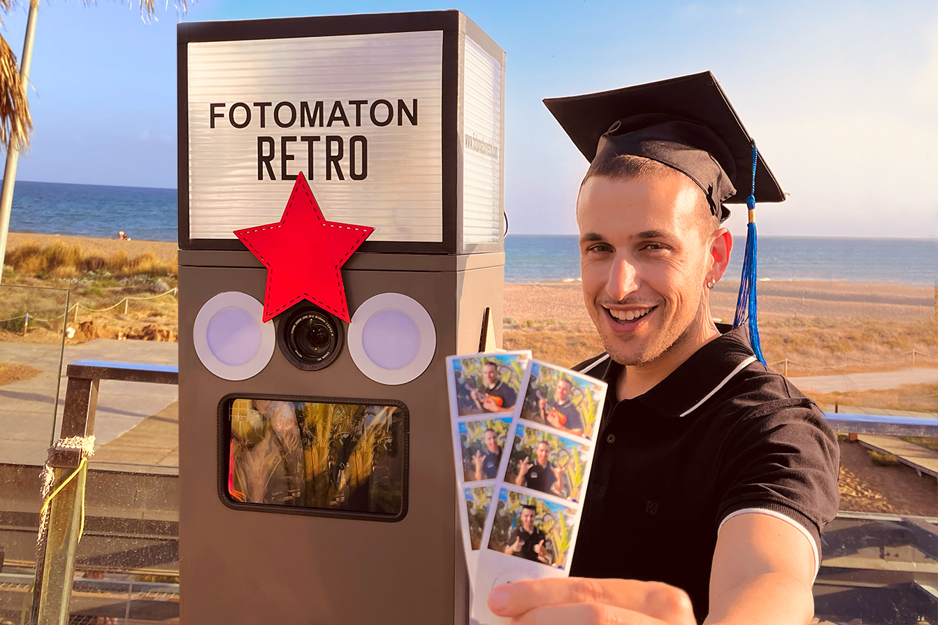 Fotomaton retro capturando momentos especiales en evento junto al mar en Barcelona.