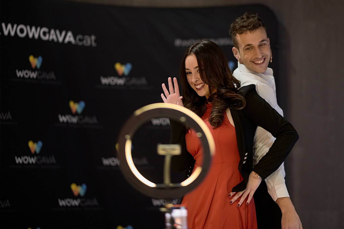 Pareja viviendo la experiencia del video 360 en evento exclusivo en Barcelona.