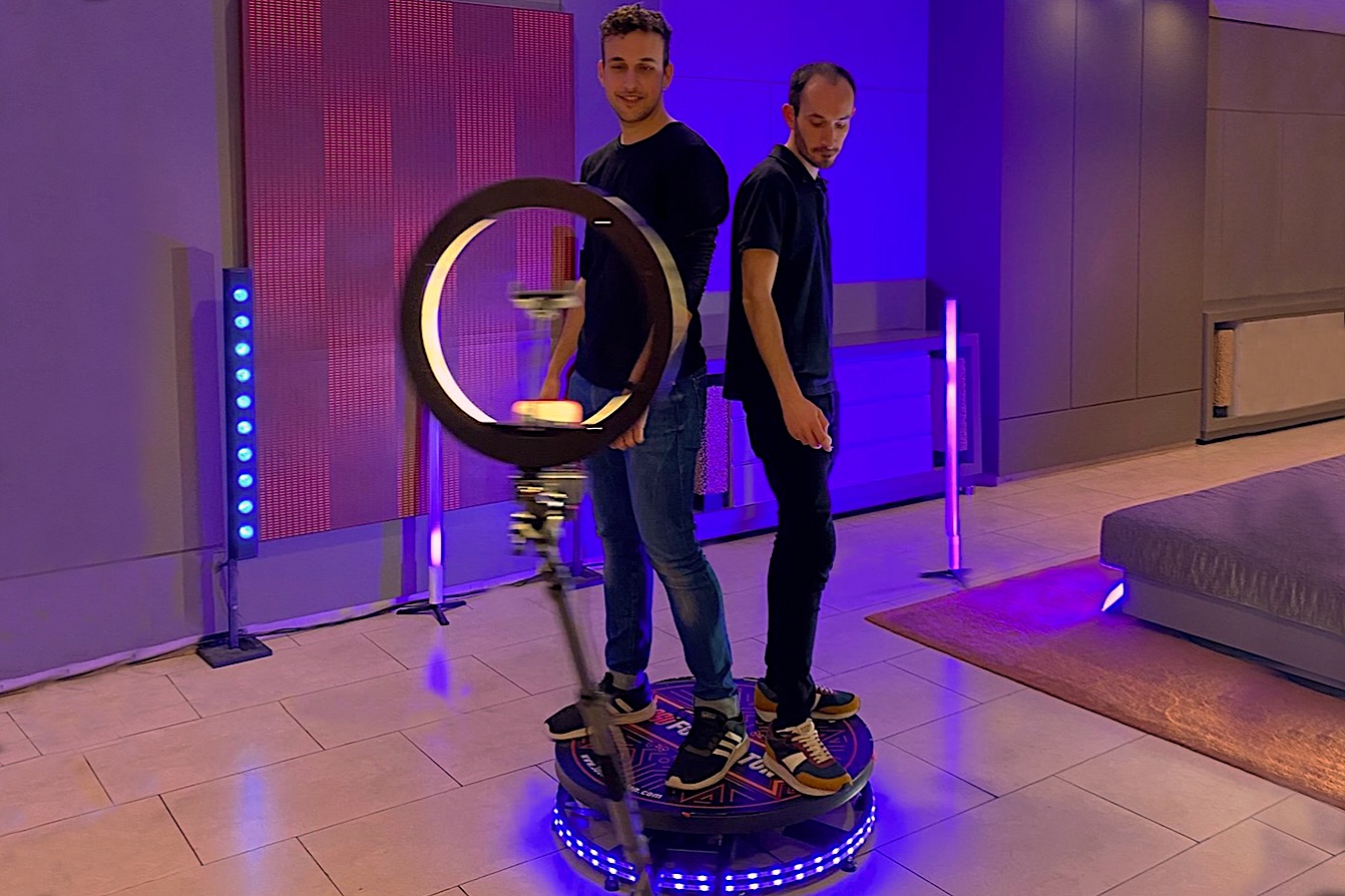 Invitados disfrutando de una experiencia única con el video 360 en Barcelona.